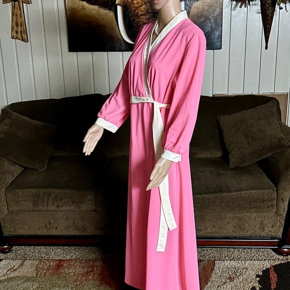 Vintage • 1970’s • Pink/ White • Size Medium • Robe • Floral • Embroidery - Picture 15 of 16